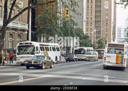 Metropolitan Atlanta Rapid Transit Authority (MARTA) Busse in der Innenstadt von Atlanta; Georgia. Ca. 1974 Stockfoto
