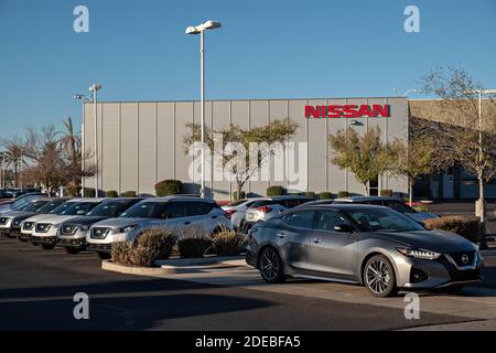 Tempe, Arizona, USA. November 2020. Nissan Fahrzeuge auf dem Display bei der Larry H. Miller Nissan Händler in Mesa, Arizona 11/29/20. Quelle: Tom Story/ZUMA Wire/Alamy Live News Stockfoto