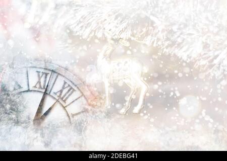 Neujahrskonzept um Mitternacht. Uhr des Feiertags zählt letzten Momente vor Weihnachten oder Neujahr. Stockfoto