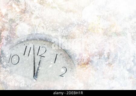 Neujahrskonzept um Mitternacht. Uhr des Feiertags zählt letzten Momente vor Weihnachten oder Neujahr. Stockfoto
