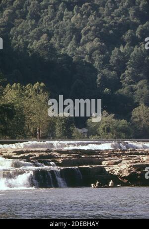 Foto der 1970er Jahre (1973) - Angeln an den Kanawha Falls; Glen Ferris Stockfoto