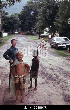 1970er Foto (1973) - Kinder spielen auf einer unbefestigten Straße In Rand WV Stockfoto