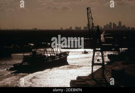 1970er Foto (1973) - Houston Ship Channel in der Abenddämmerung - Skyline der Innenstadt von Houston im Hintergrund Stockfoto