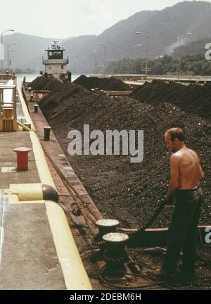 1970er-Jahre Foto (1973) - EIN Coalburger Schlepper und acht Kohlehähne gehen stromabwärts durch die londoner Schleusen; eines von drei Schleusenanlagen am Kanawha River Stockfoto