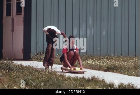 1970er Foto (1973) - die Kinder von Rand WV leben In einer Stadt, in der ein Großteil der Wohnungen unterdurchschnittlich ist Und viele der Straßen unbefestigt Stockfoto