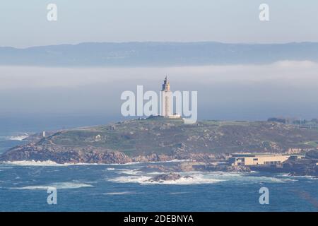 Blick auf die Mündung EINES Coruña und den Turm des Herkules vom Monte San Pedro in A Coruña, Spanien Stockfoto