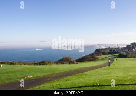 Blick auf die Mündung EINES Coruña und den Turm des Herkules vom Monte San Pedro in A Coruña, Spanien Stockfoto