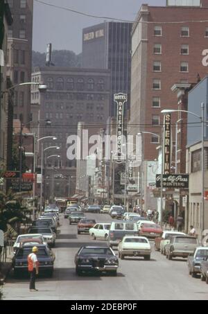 1970er Foto (1973) - Capitol Street in der Innenstadt von Charleston West Virginia gesehen von der Eisenbahn in Richtung Kanawha River Stockfoto