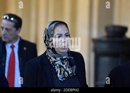 Latifa Ibn Ziaten (C), Mutter des französischen Fallschirmjäger Imad Ibn Ziaten, der 2012 von dem Dschihadisten Mohammed Merah getötet wurde und von ihrem Anwalt Mehana Mouhou flankiert wurde, kommt im Rahmen des Berufungsverfahrens gegen Abdelkader Merah zu einer Anhörung. Älterer Bruder und Mentor von 2012 Französisch jüdischen Schule Shooter Mohamed Merah, im Pariser Gerichtsgebäude, in Paris, Frankreich, am 25. März 2019. Abdelkader Merah, der beschuldigt wird, wissentlich die Angriffe seines Bruders Mohamed in Toulouse und Montauban im Jahr 2012 zu erleichtern, wurde im vergangenen November zu einer 20-jährigen Haftstrafe verurteilt, nachdem er wegen einer terroristischen Verschwörung verurteilt worden war. Foto von Patrice Pie Stockfoto