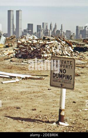 1970s Photo - (1973) - Trotz Warnschildern wird in diesem Gebiet, direkt neben dem New Jersey Turnpike gegenüber Manhattan, weiterhin illegales Dumping betrieben. Unterhalb dieses Gebietes im Süden befindet sich die Deponie des geplanten Liberty State Park Stockfoto