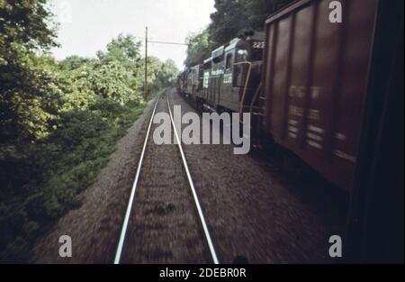 Blick von einem Amtrak-Personenzug auf dem Weg von Harrisburg; Pennsylvania; nach Baltimore; Maryland; und Washington D.C. Ca. 1974 Stockfoto