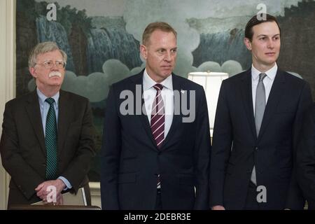 Der nationale Sicherheitsberater John Bolton (L), der amtierende US-Verteidigungsminister Patrick Shanahan (C) und der leitende Berater von US-Präsident Trump, Jared Kushner (R), Nehmen Sie an einer Veranstaltung Teil, bei der US-Präsident Donald J. Trump (unseen) in Anwesenheit des israelischen Ministerpräsidenten Benjamin Netanjahu (unseen) im Diplomatischen Empfangsraum des Weißen Hauses in Washington, DC, USA, am 25. März 2019 einen Befehl zur Anerkennung der Golanhöhen als israelisches Territorium unterzeichnete. Stockfoto