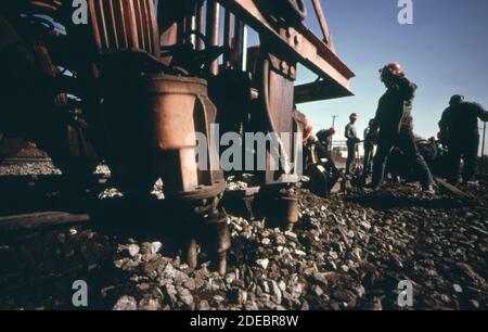 Südbahn-Right-of-Way-Maschinen und Arbeitscrew Verbesserung der Straßenbett Ca. 1974 Stockfoto