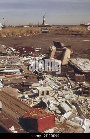 1970er Foto - (1973) - EIN Blick auf die Statue Der Freiheit selten von Touristen Müll übersät Dumping Boden gesehen ist Vorgeschlagene Liberty State Park Stockfoto