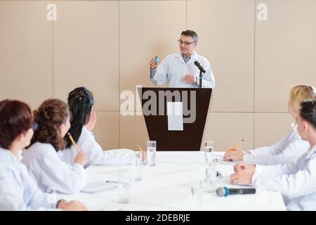 Stolzer Forscher präsentiert Medicince Stockfoto
