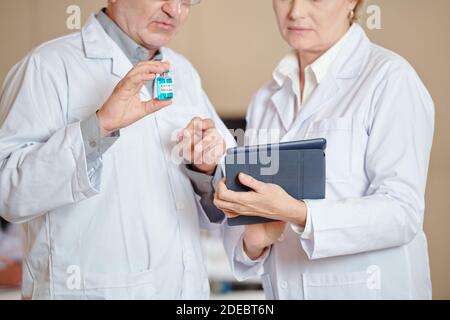 Medizinisches Personal mit Covid-19-Impfstoff Stockfoto