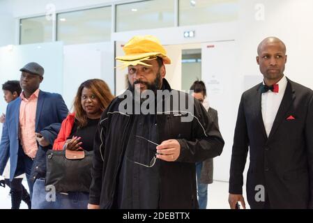 Der Schauspieler und Komiker Dieudonné M'bala M'bala und seine Rechtsanwaltsschwester Marcelle Mbala Mbala vor dem Pariser Gericht wegen Steuerbetrug, Geldwäsche oder Missbrauch von Unternehmensvermögen. Er wird verdächtigt, mehr als eine Million Euro Einkommen aus seinen Shows vor den Steuerbehörden versteckt, in bar zu Hause gehalten oder ins Ausland geschickt zu haben. Paris, Frankreich, 26. März 2019. Foto von Samuel Boivin / ABACAPRESS.COM Stockfoto