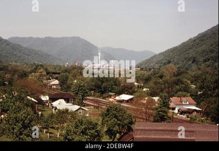 1970er Foto (1975) - Union Carbide Ferrolegierung von Deep Water WV aus gesehen. Stockfoto