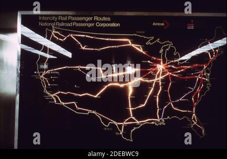 Auf dieser beleuchteten Karte an der Wand der Penn Station (Pennsylvania Station) in New York City im Jahr 1974 sind die Strecken der Amtrak-Passagierzüge in den vereinigten Staaten abgebildet. Ca. 1974 Stockfoto