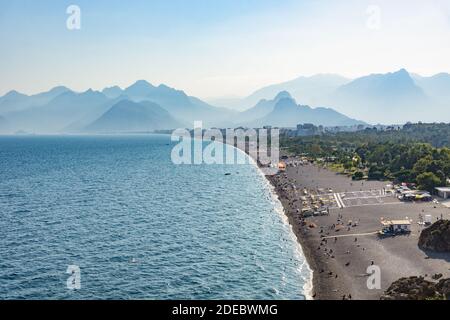 Luftaufnahme des Konyaalti Strandes, Antalya, Türkei. Beliebtes Touristenattraktionsgebiet. Stockfoto