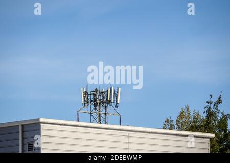 Antennen für drahtlose Kommunikation auf einem kommerziellen Dach Stockfoto
