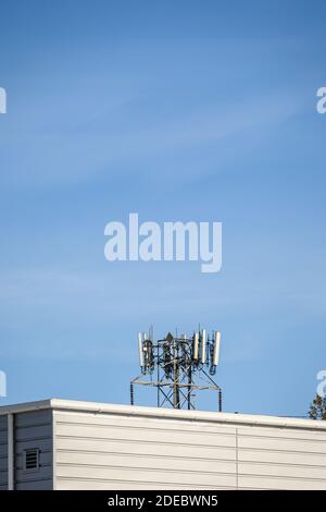 Antennen für drahtlose Kommunikation auf einem kommerziellen Dach Stockfoto