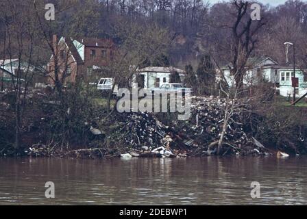 Foto der 1970er Jahre (1973) - Müll sät die Ufer des Kanawha Flusses hinter Häusern in St. Albans Stockfoto