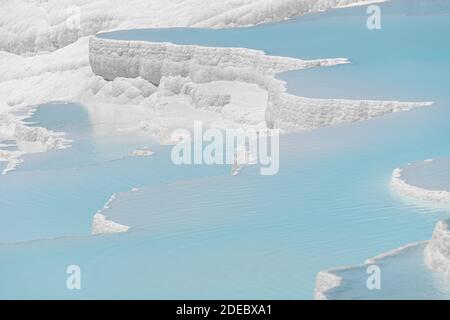 Blaue Travertin Pools und Terrassen in Pamukkale (Cotton Castle), Denizli, Türkei. Hintergrund und Textur aus Cotton Castle. Sommer und Urlaub concep Stockfoto