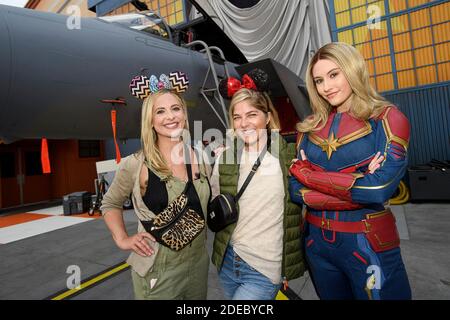 HANDOUT - Schauspielerinnen und Freunde Sarah Michelle Gellar (links) und Selma Blair teilen einen besonderen Moment mit Captain Marvel im Disney California Adventure Park in Los Angeles, CA, USA, am 28. März 2019. Die Freunde feierten über 20 Jahre Freundschaft während ihres Besuchs im Disneyland Resort. Foto zur Verfügung gestellt von Richard Harbaugh/Disneyland Resort/ABACAPRESS.COM Stockfoto