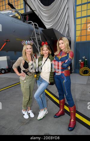 HANDOUT - Schauspielerinnen und Freunde Sarah Michelle Gellar (links) und Selma Blair teilen einen besonderen Moment mit Captain Marvel im Disney California Adventure Park in Los Angeles, CA, USA, am 28. März 2019. Die Freunde feierten über 20 Jahre Freundschaft während ihres Besuchs im Disneyland Resort. Foto zur Verfügung gestellt von Richard Harbaugh/Disneyland Resort/ABACAPRESS.COM Stockfoto