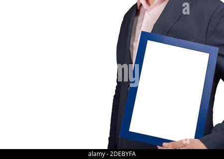 Mockup Geschäftsmann hält Diplom-Rahmen isoliert auf weißem Hintergrund. Mann hält leere Bild Zertifikat Abschlussrahmen. Copy space Stockfoto