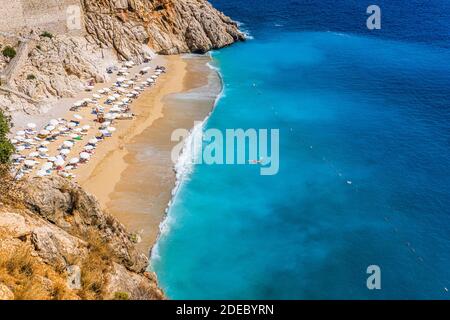 Luftaufnahme des Kaputas Strandes in Kas, Kalkan, Antalya, Türkei. Lykische Art. Sommer- und Urlaubskonzept Stockfoto