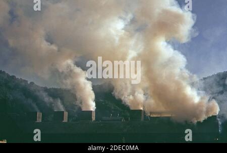 1970er Foto (1973) - Emission aus der Union Carbide Ferro Legierungspflanze verdunkelt den Himmel bei Alloy WV Stockfoto