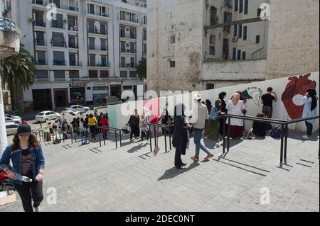 Freiheitsmauer auf dem Boulevard Mohammed V in Algier, Algerien, am 30. März 2019. Im Hinblick auf die am 22. Februar 2019 begonnene Auswendiglernen der aktuellen Volksfriedensbewegung und mit der Absicht einer positiven und befreienden Initiative, die der Öffentlichkeit zugänglich ist, startet eine Gruppe junger algerischer Bürger ein Projekt zur Schaffung einer Mauer der Freiheit, Eine kollektive Arbeit und Ausdrucksmöglichkeiten, die allen Bürgern offen stehen, die ihre Gedanken, ihre Visionen und ihre Vorschläge für ein besseres Algerien teilen möchten. Unter der #aswArt Elhouria ou wallArt of Freedom. Seite Gesicht Buch Freiheit Wand. Pho Stockfoto