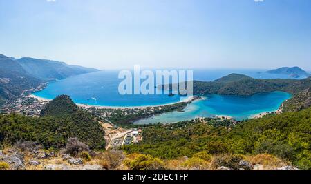 Panoramalandschaft von Belcekiz und Oludeniz Beach. Fethiye/Mugla, Türkei. Sommer- und Urlaubskonzept. Stockfoto