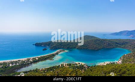 Panorama-Landschaft von Oludeniz Beach. Blaue Lagune, Fethiye/Mugla, Türkei. Sommer- und Urlaubskonzept. Stockfoto