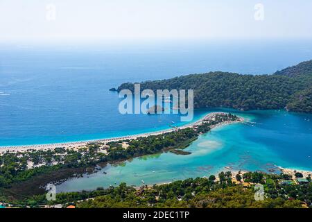 Luftaufnahme des Oludeniz Strandes. Beliebte Touristenattraktion Bereich für den Sommerurlaub. Fethiye, Mugla, Türkei. Stockfoto