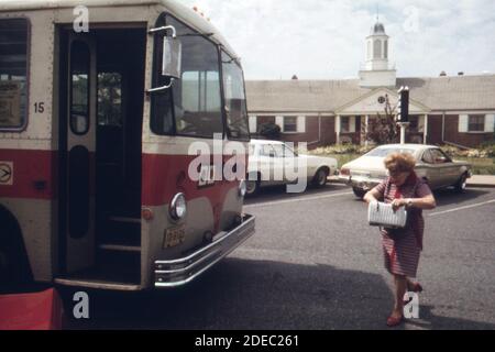 Frau bereit, ein Zifferblatt eine Fahrt Radio geschickt Tür-zu-Tür-Bus-Service in Haddonfield; New Jersey. Ca. 1974 Stockfoto