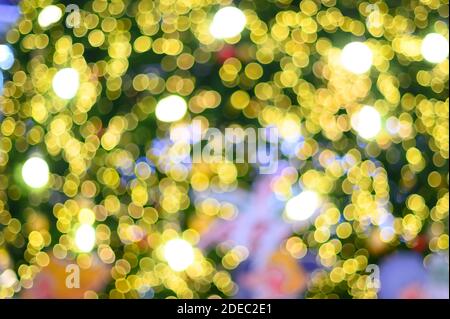Beleuchtung Bokeh Weihnachtsbaum mit bunten Kugeln für den Hintergrund Verwendung. Stockfoto