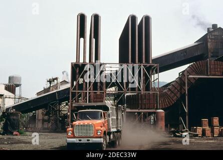 1970er Foto (1975) - Union Carbide Ferrolegierung Werk. Rauch aus den Öfen fließt durch die hohen Kühltürme in der Mitte, bevor sie zu den Sackhäusern gehen. Stockfoto