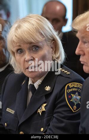 Chester County, Pa Sheriff Carolyn 'Bunny' Welsh nimmt an einer Diskussionsrunde über Grenzsicherheit und sichere Gemeinschaften Teil, die vom US-Präsidenten Donald J. Trump am 11. Januar 2019 im Weißen Haus in Washington, DC, veranstaltet wird. Der jetzt pensionierte Sheriff wurde mit Diebstahl und Umleitung von Dienstleistungen in einem angeblichen System, um Steuerzahler für Freiwilligenarbeit zugunsten einer K-9-Einheit in Chester County am 24. November 2020 in Rechnung gestellt. Foto von Chris Kleponis/Pool via CNP/ABACAPRESS.COM Stockfoto