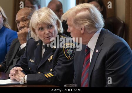 Chester County, Pa Sheriff Carolyn 'Bunny' Welsh (2. Rechts) nimmt an einer Diskussionsrunde über Grenzsicherheit und sichere Gemeinschaften Teil, die vom US-Präsidenten Donald J. Trump am 11. Januar 2019 im Weißen Haus in Washington, DC, veranstaltet wird. Der jetzt pensionierte Sheriff wurde mit Diebstahl und Umleitung von Dienstleistungen in einem angeblichen System, um Steuerzahler für Freiwilligenarbeit zugunsten einer K-9-Einheit in Chester County am 24. November 2020 in Rechnung gestellt. Foto von Chris Kleponis/Pool via CNP/ABACAPRESS.COM Stockfoto