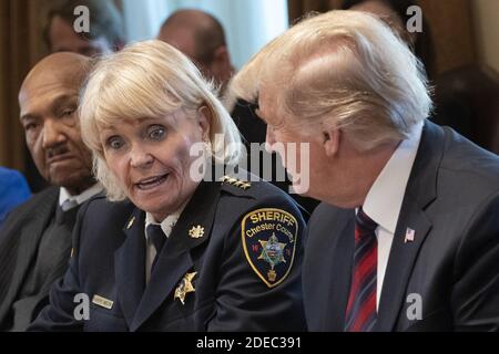 Chester County, Pa Sheriff Carolyn 'Bunny' Welsh nimmt an einer Diskussionsrunde über Grenzsicherheit und sichere Gemeinschaften Teil, die vom US-Präsidenten Donald J. Trump am 11. Januar 2019 im Weißen Haus in Washington, DC, veranstaltet wird. Der jetzt pensionierte Sheriff wurde mit Diebstahl und Umleitung von Dienstleistungen in einem angeblichen System, um Steuerzahler für Freiwilligenarbeit zugunsten einer K-9-Einheit in Chester County am 24. November 2020 in Rechnung gestellt. Foto von Chris Kleponis/Pool via CNP/ABACAPRESS.COM Stockfoto