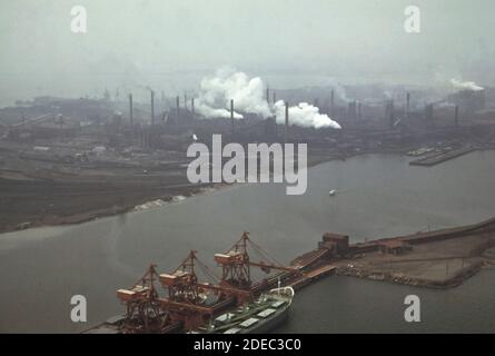 Bethlehem Stahlwerk am Sparrow's Point an einem dunstigen Tag ca. 1973 Stockfoto