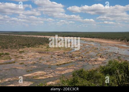 Olifants Flusslandschaft Panoramalandschaft vom Restcamp Restaurant im Kruger Nationalpark, Südafrika Stockfoto