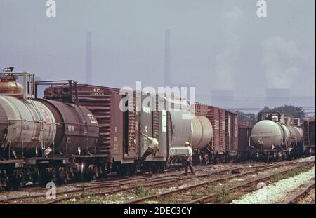 Foto der 1970er Jahre (1973) - Eisenbahnhöfe bei Nitro WV. Die hohen Schornsteine und Kühltürme des John Amos Kraftwerks (Hintergrund) Stockfoto