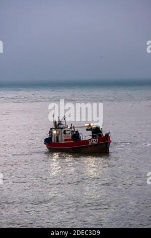 Hastings Fischerboot auf See in der Morgendämmerung zum Fischen in der englischen Kanal, East Sussex, Großbritannien Stockfoto