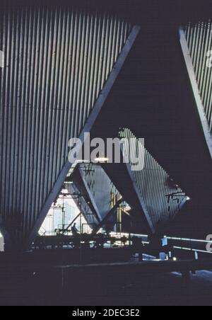 1970er Foto (1975) - Nahaufnahme der Abscheidertrichter auf dem Kraftwerk im Werk Union Carbide Ferro-Alloy Stockfoto