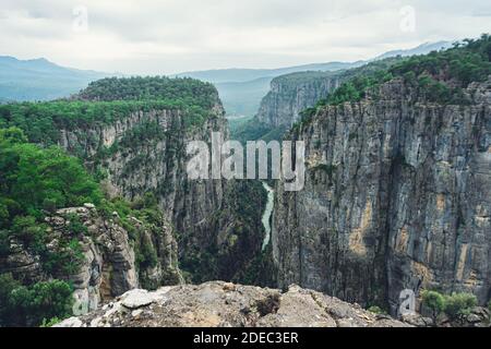 Tazi Canyon (Bilgelik Vadisi) in Manavgat, Antalya, Türkei. Erstaunliche Landschaft und Klippen. Greyhound Canyon, Wisdom Valley. Stockfoto