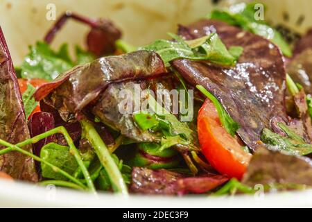 Baby Blätter Rübensalat mit Tomaten und Öl. Gesunde Ernährung Stockfoto